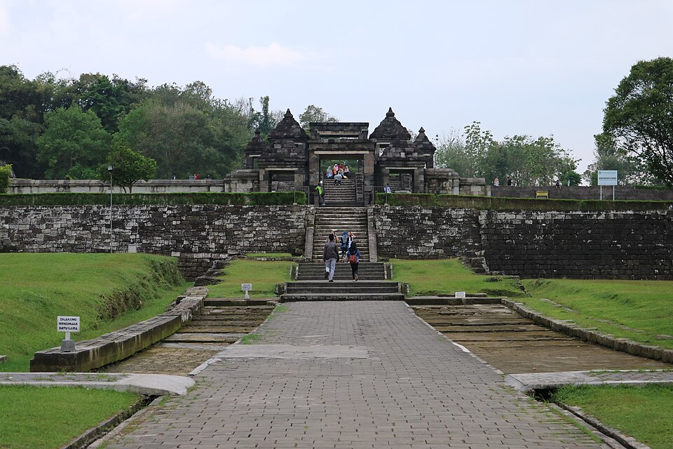 Gerbang utama kompleks Ratu Boko.