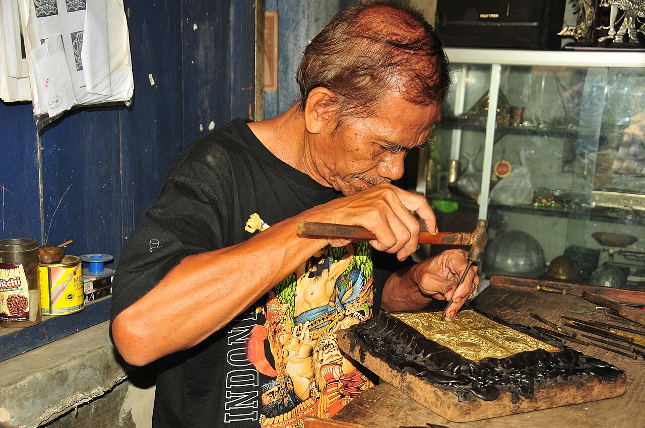 Pengrajin perak Kotagede membuat kerajinan khas Jogja