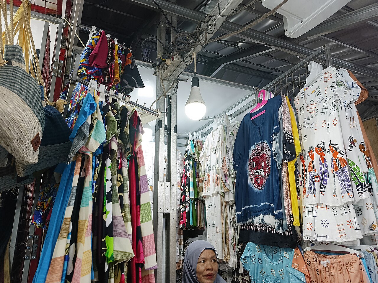 Aneka souvenir dan oleh-oleh di Teras Malioboro Yogyakarta
